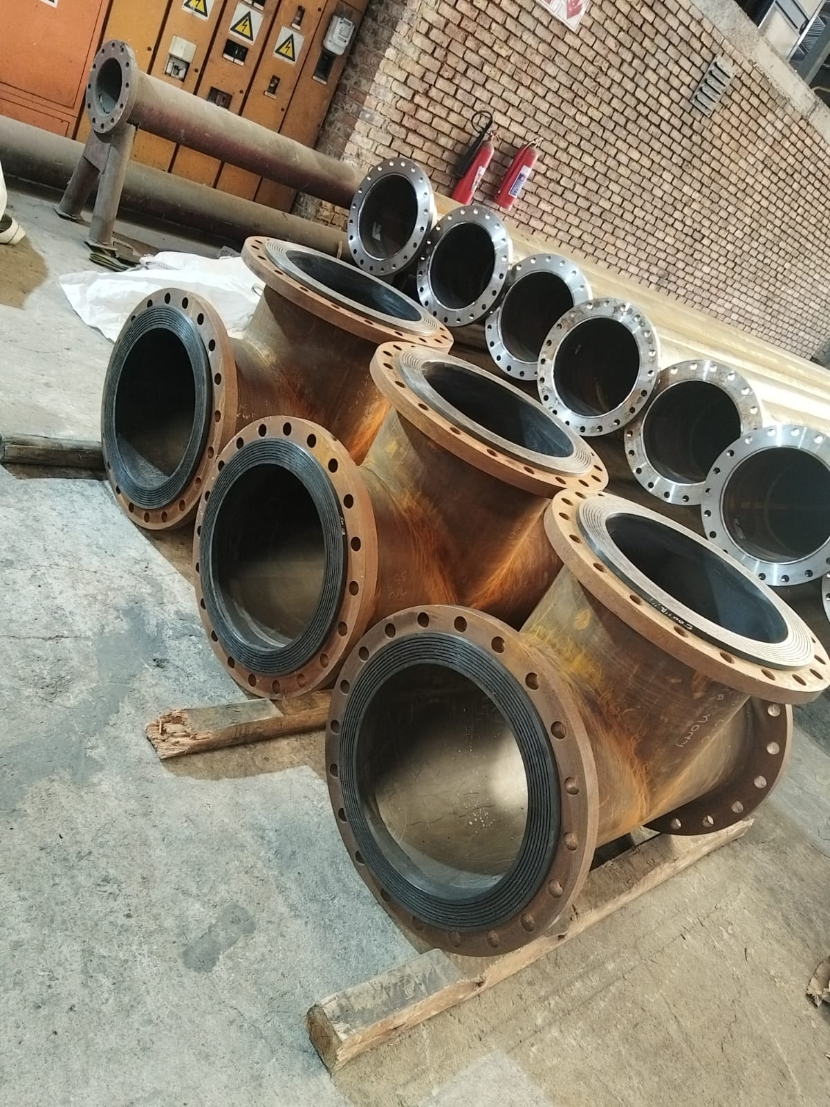 Rubber-lined steel tee fittings fabricated for slurry pipeline systems